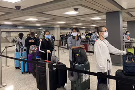 Over 340 Vietnamese return home safely from US