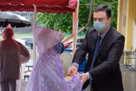 COVID-19: Israeli Embassy donates rice to Hanoi