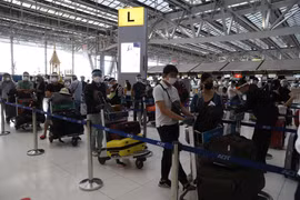 Nearly 300 Vietnamese return from Thailand