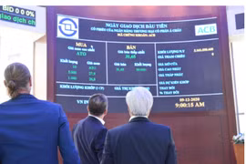 ACB shares debut on HoSE, soaring 8.1 percent