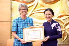 Friendship insignia presented to Spanish Ambassador