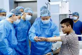 Vietnam successfully performs world's first limb transplant from live donor