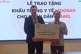 Vietnam presents 100,000 face masks to Israel