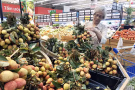Supermarkets help farmers sell lychees