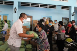 COVID-19: Relief packs given to Cambodian-Vietnamese