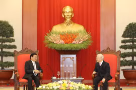 Party, State leader receives visiting Laos PM