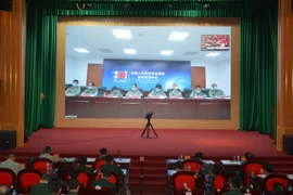 Vietnamese, Chinese army medical corps exchange experiences in battling COVID-19 