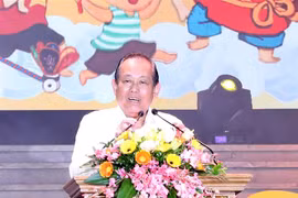 Deputy PM presents gifts to children ahead of Mid-Autumn Festival