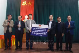 Front working delegation grants gifts to flood-affected people in Quang Binh