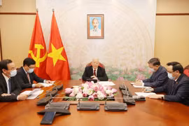 Top leaders of Vietnam, Laos hold phone talks