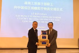 Vietnamese ministry donates medical devices to Chinese people 