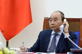PM Nguyen Xuan Phuc holds phone talks with Japanese counterpart