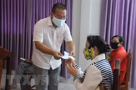 Vietnam gives Cambodia medical supplies to fight COVID-19