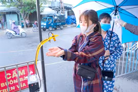 Da Nang volunteers make hands-free sanitiser dispensers