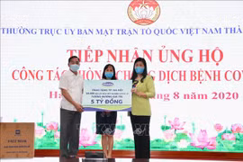Hanoi receives 50,000 COVID-19 sample collection kits from Vinamilk
