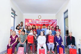 Tet gifts handed out to the disadvantaged in Quang Tri 