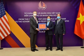  Vietnam presents antibacterial face masks to US