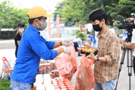 COVID-19-hit students in Da Nang offered free goods