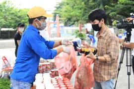COVID-19-hit students in Da Nang offered free goods