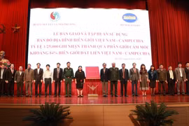 Vietnam-Cambodia border topographic maps handed over to ministries, agencies