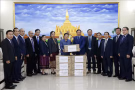 Vietnam presents face masks to Laos