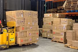 Hanoi presents two tonnes of face masks to New York city