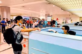 Vietnam suspends visa granting to foreigners for 30 days 