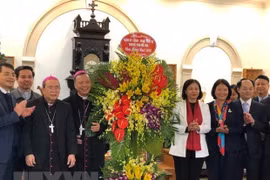 Hanoi officials congratulate parishioners on Christmas