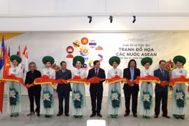 At the opening of the exhibition (Photo: VNA)