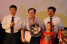 De Men arts awards for children find winners