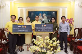 Thai Consulate General presents aid to flood-hit people in central region