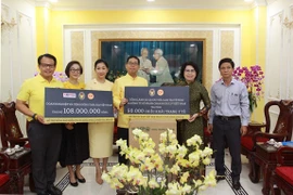 Thai Consulate General presents aid to flood-hit people in central region
