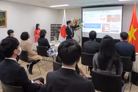 Japanese firms provide aid for over 1,060 pandemic-hit Vietnamese students