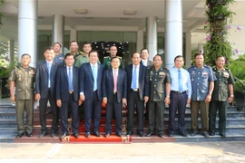 Governors of Cambodian provinces extend New Year greetings to Long An