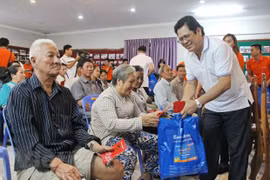 Sacombank presents gifts to poor Vietnamese in Cambodia 