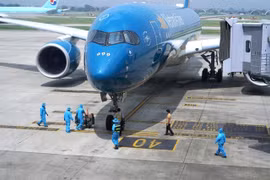Vietnam’s first commercial flight lands in Hanoi since border closure