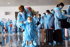 More Vietnamese citizens return home from abroad