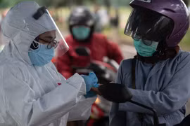 Hundreds of new COVID-19 cases reported in Singapore, Indonesia