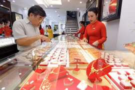 Domestic gold prices soar