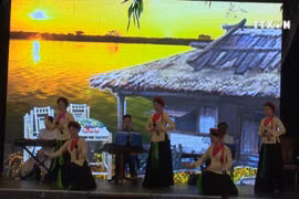 Quan ho folk art troupe makes performance tour in Europe 