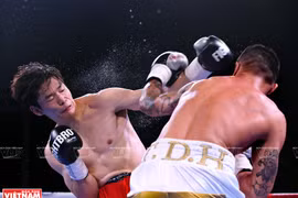 Professional boxing competition takes place in Hanoi