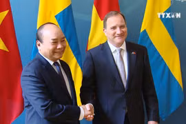 Prime Minister Phuc holds talks with Swedish counterpart 