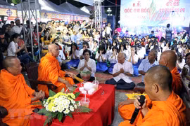 Khmer people retrace Ooc Om Boc festival