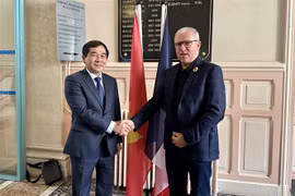 Mayor of Nevers Denis Thuriot (R) welcomes Chairman of the Thai Binh People's Council Nguyen Tien Thanh (Photo: VNA)