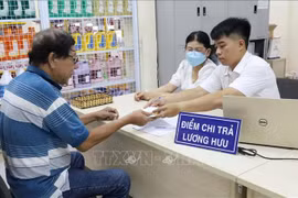 Elderly people in Ho Chi Minh City receive pensions at district post offices - Illustrative image (Photo: VNA)