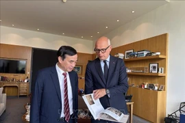 Chairman of the Da Nang People’s Committee Le Trung Chinh (L) meets with Mayor of Le Havre city Edouard Philippe. (Photo: VNA)
