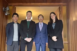 Vietnamese Ambassador to Australia Pham Hung Tam (second from right) and co-founder of the Australia-Vietnam Policy Institute Layton Pike (second from left) posing for a photo (Photo: VNA)