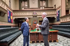 Vietnamese Ambassador to Australia Pham Hung Tam (L) meets Speaker of the Parliament of New South Wales Gregory Piper (Photo: VNA)