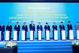Prime Minister Pham Minh Chinh (C) and other delegates at the ceremony. (Photo: VNA)