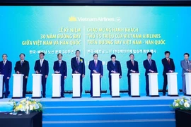 Prime Minister Pham Minh Chinh (C) and other delegates at the ceremony. (Photo: VNA)